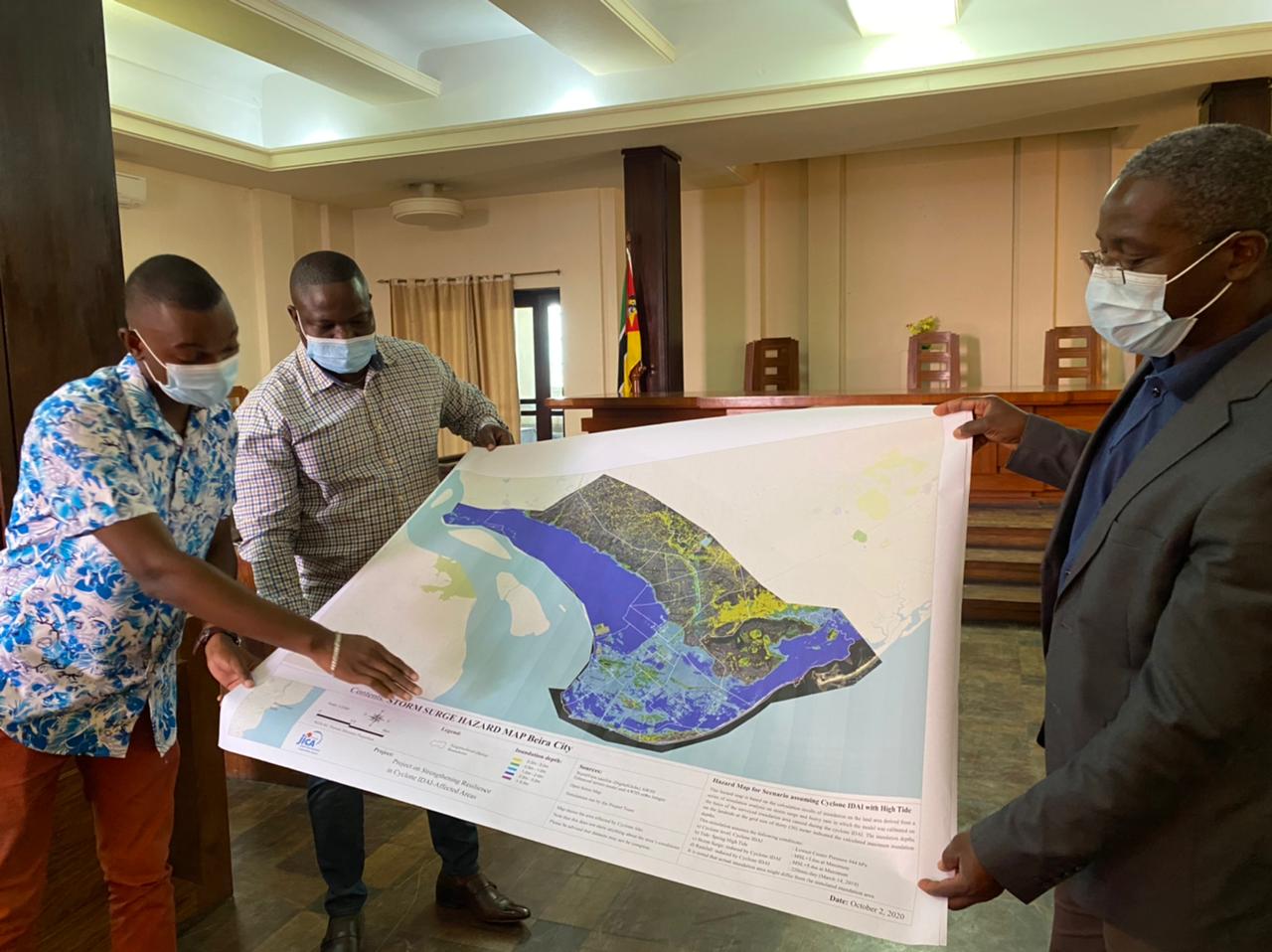 101_ハザードマップ引き渡し_ベイラ市長